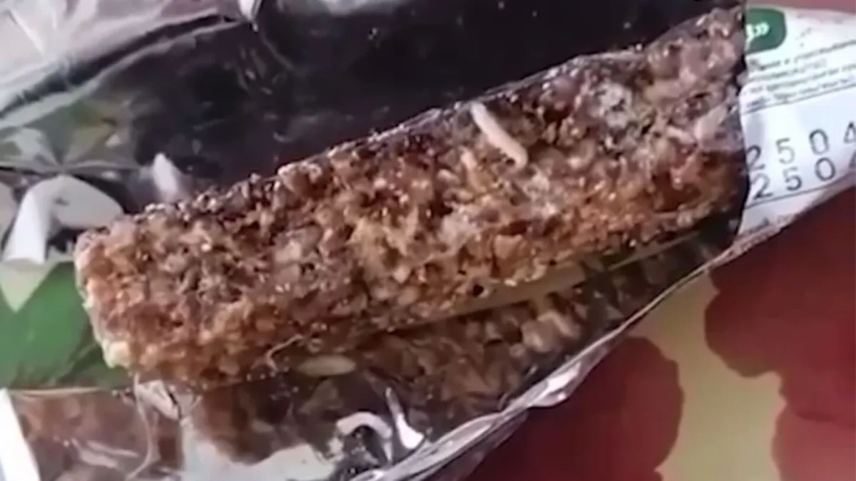 В Бурятии школьникам дали на обед батончики с живыми червями