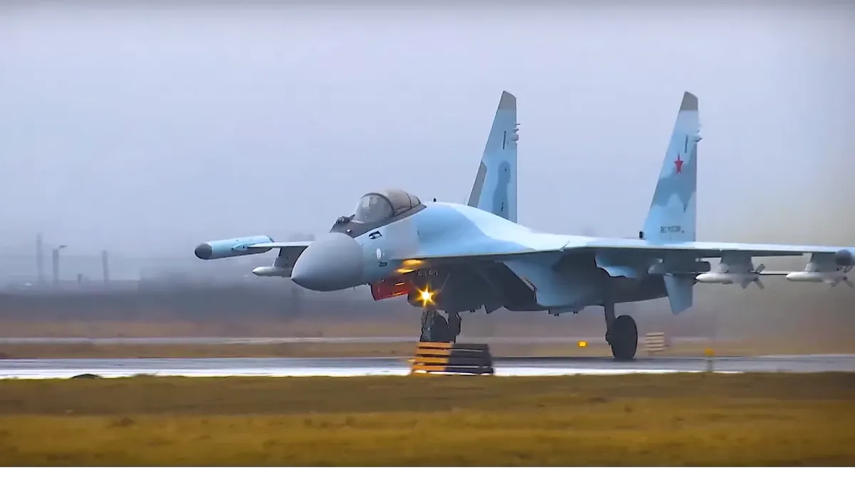 Герои и патриоты России: Минобороны показало работу истребителей Су-35 и Су-30СМ в военной операции на Украине 