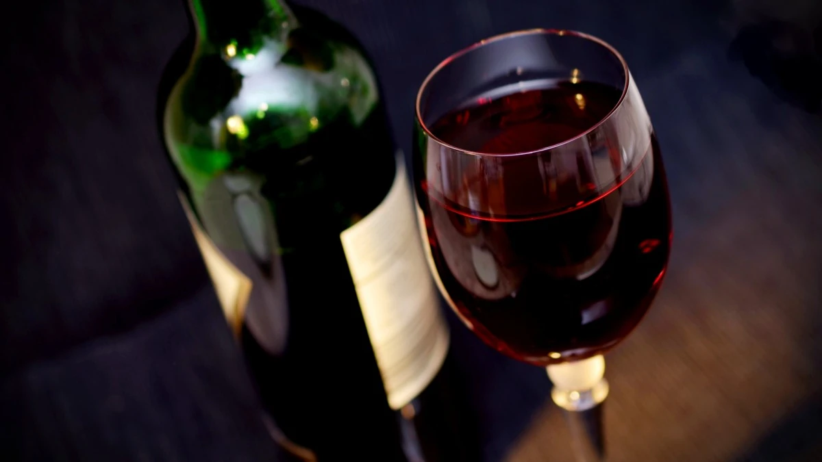 Н екоторым людям с высоким уровнем холестерина полезно пить умеренное количество красного вина. Фото: Pxhere.com