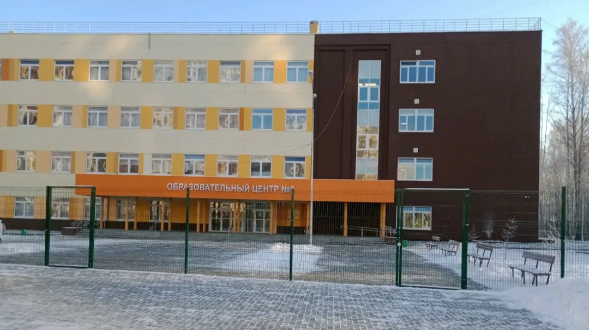 В челябинской школе неизвестные в масках устроили драку с молотками. Школьники в испуге звонили родителям - видео
