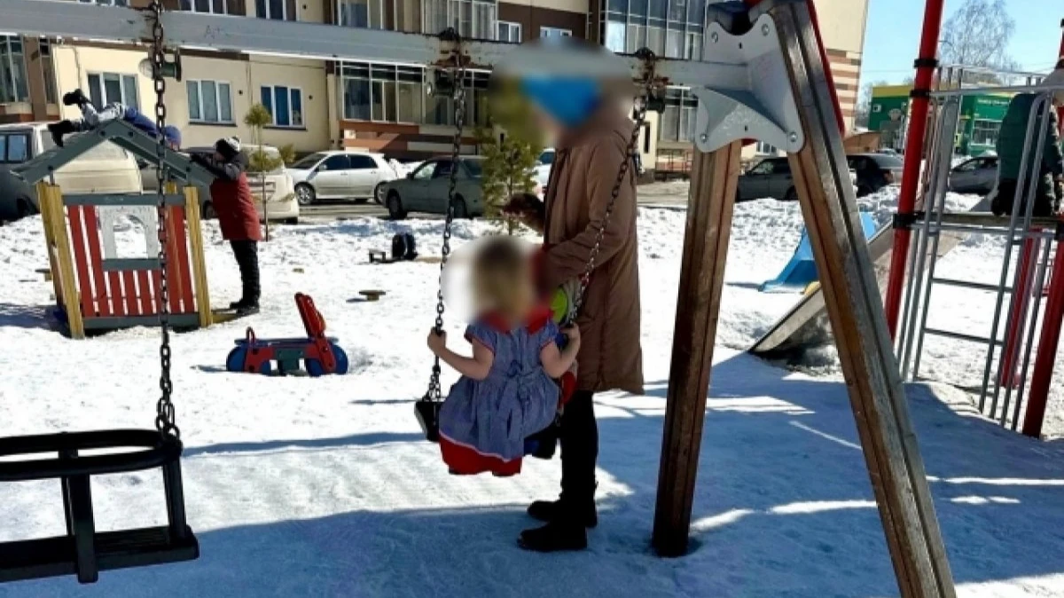 В Новосибирске изъяли детей у женщины, гулявшей с дочерью в одном платье
