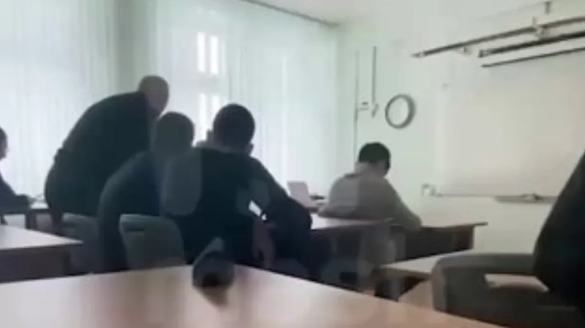В Москве руководитель кадетского класса избил школьника из-за прически - видео