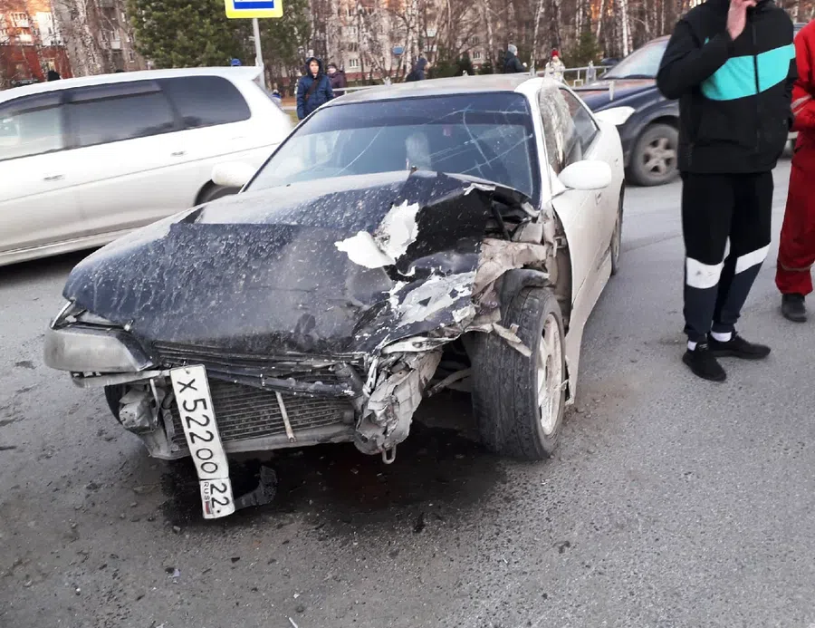 В Бердске у ДК "Родина" столкнулись Toyota Mark II и Mitsubishi Lancer: В ДТП есть пострадавшие