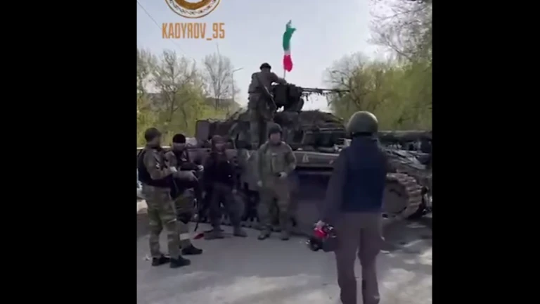 На танк сразу водрузили знамя Чечни. Фото: скриншот с видео Рамзана Кадырова