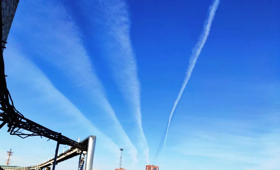 Тайну странных облаков над Бердском раскрыл летчик: Что распыляют самолеты над городом?