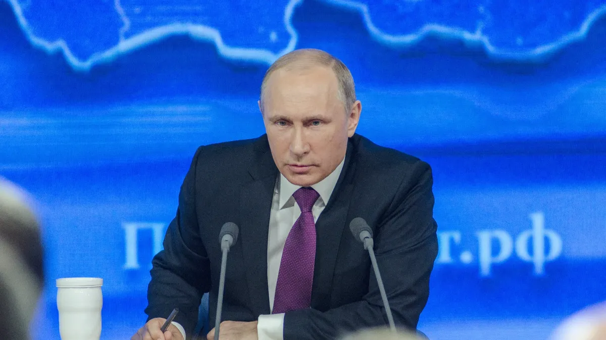 Путин приказал ввести три важных меры поддержки россиян: снижение ставки по льготной ипотеке, отсрочка уплаты страховых взносов и кредитование бизнеса – все меры