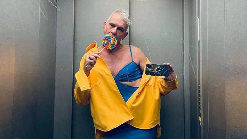 Стилист-гей из Германии выложил в своих соцсетях больше 150 снимков в поддержку Украины. Самые скандальные выходки на трех фото