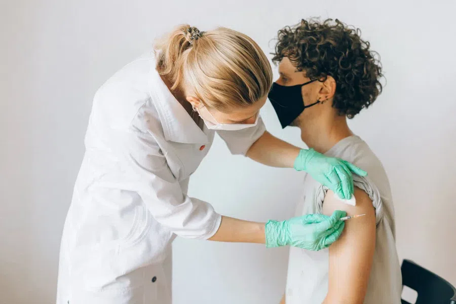 Приказ о вакцинации детей от коронавируса с согласия родителей разработал Минздрав РФ