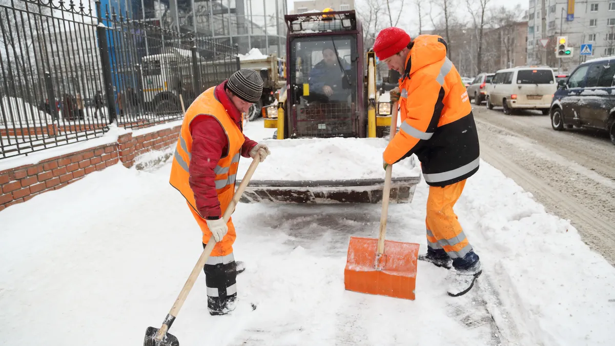 В Бердске снегоуборочная техника с 5 утра очищает снег. В Новосибирске прокуратура начала проверку уборки дорог