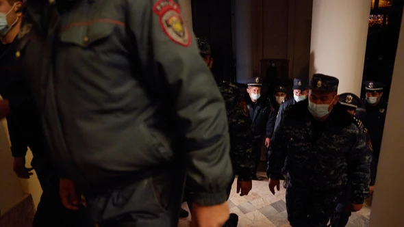 Под Ереваном мужчина с гранатой ворвался в здание мэрии