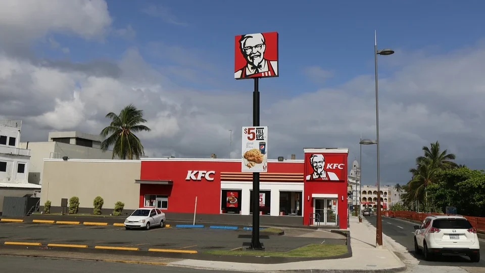 Владелец KFC объявил об уходе из России: кто купит бизнес – будет так же по-русски, как в «Вкусно и точка». Кто ушел из РФ летом 2022 года