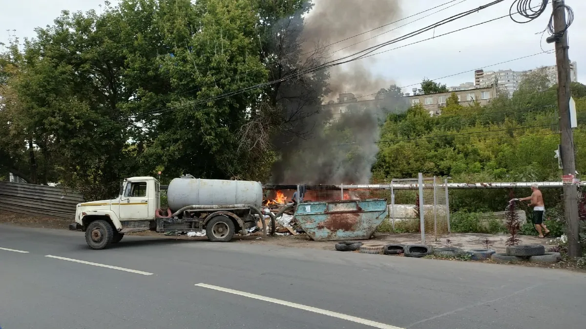 В Самаре ассенизатор потушил пожар на мусорной площадке содержимым своего бака