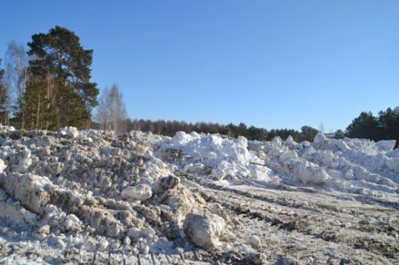 Горы снега, земли и мусора лежали в рекреационной зоне, на берегу Обского моря