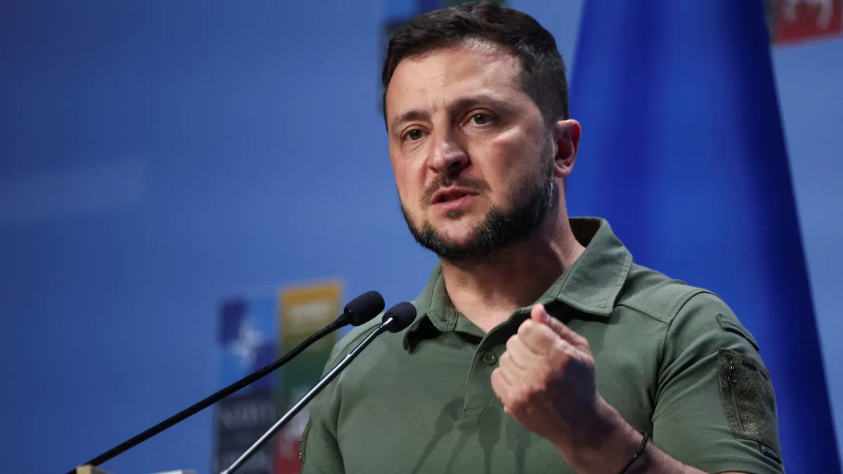 Владимир Зеленский призвал главкома ВСУ Залужного не раскалывать народ Украины