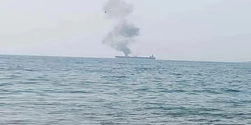 В Черном море загорелся танкер с 700 тоннами мазута и с российским экипажем. СК начал проверку после пожара на судне