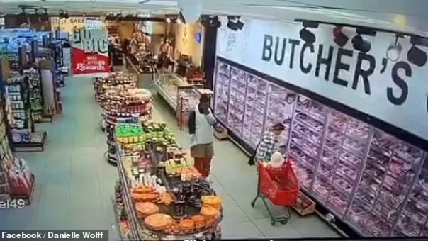 В ЮАР 8-месячную девочку похитили из тележки в супермаркете, пока мать отвернулась к ней спиной всего на десять секунд к холодильнику с едой в 