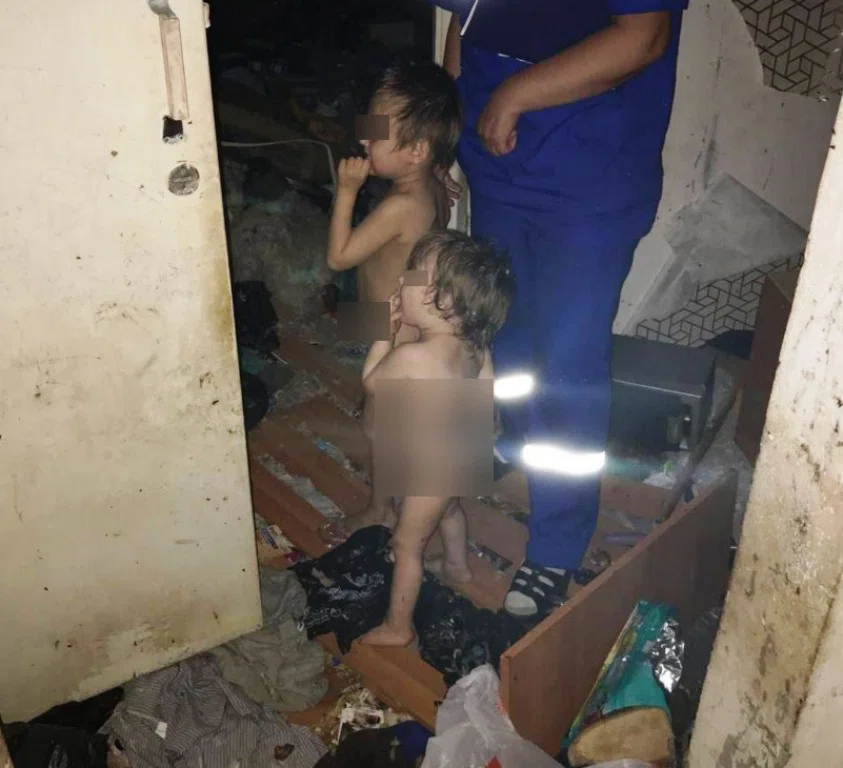 Голых малышей в заваленной мусором квартире нашли спасатели. Смотрите фото