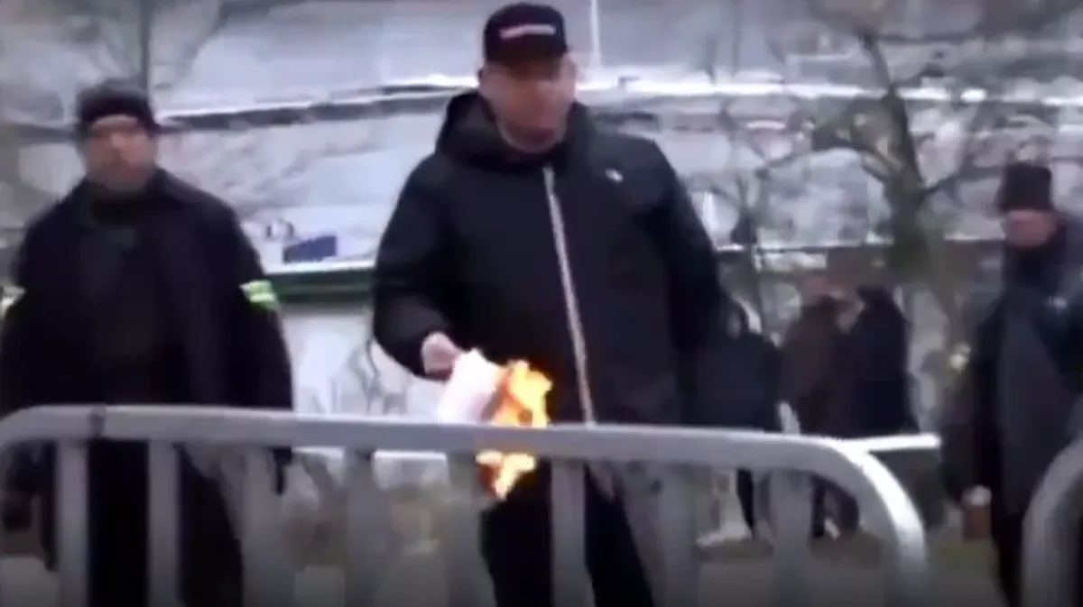 «Гореть вам в аду, бесы»: в Стокгольме у посольства Турции сожгли публично Коран – Кадыров осудил активистов – видео
