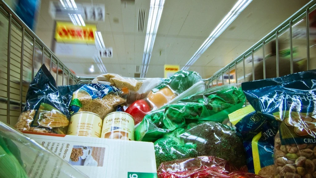 В супермаркете Челябинска покупательницы подрались из-за сумки с продуктами. Собака «помогала»