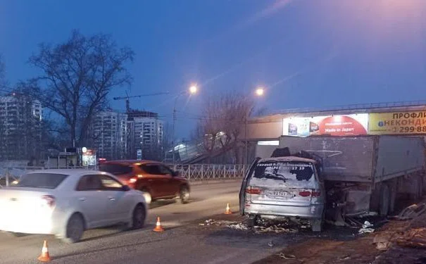 В центре Новосибирска шесть человек пострадали из-за столкновения минивэна и КамАЗа с нарисованной буквой Z
