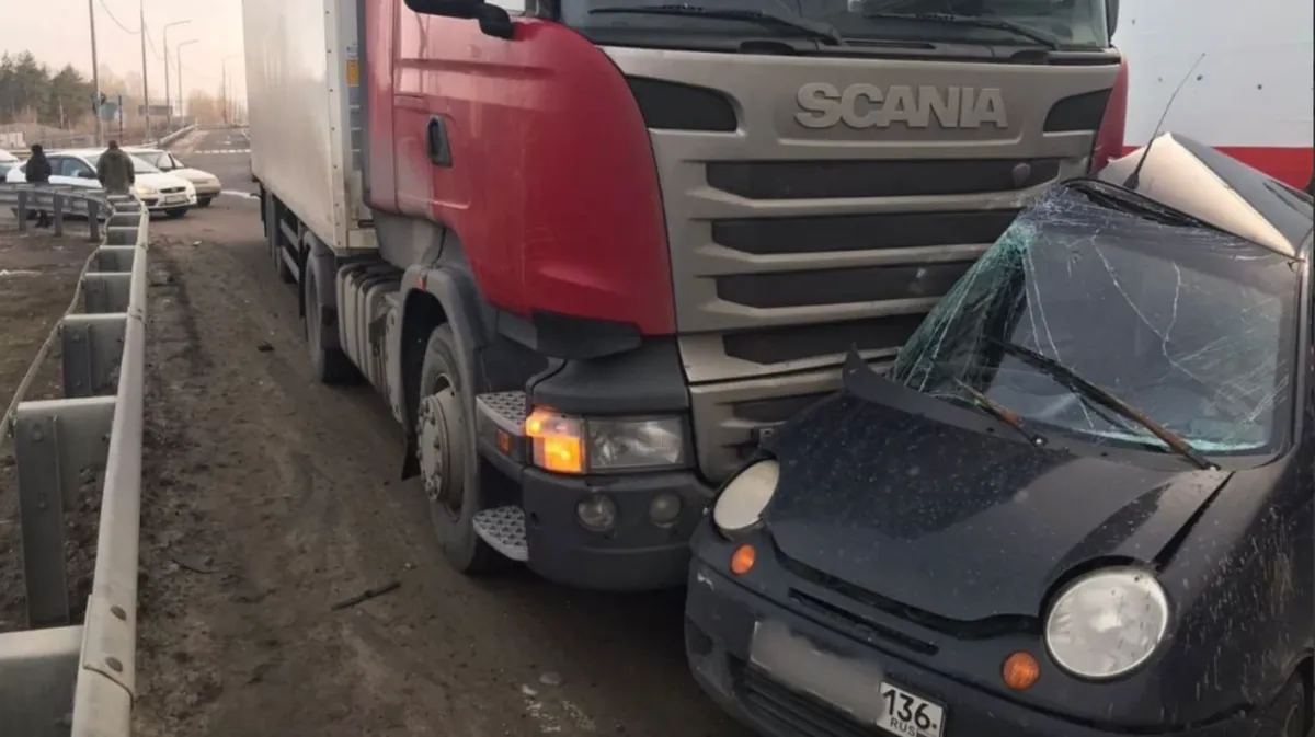 В жуткой аварии с грузовиком под Воронежом насмерть разбились два бойца СВО
