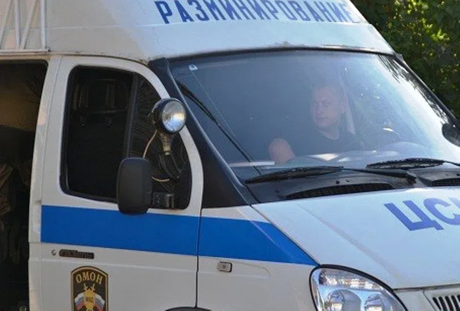 В Бердске обезвреживают вооруженного гранатой человека: Он заперся в квартире дома в микрорайоне Белокаменном
