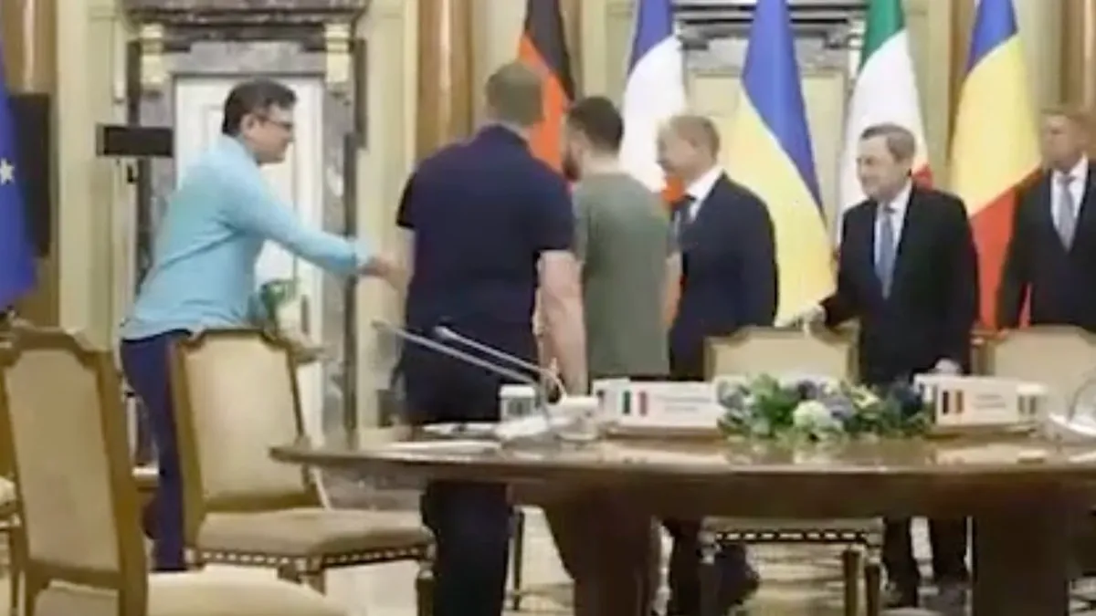 Глава украинского МИД Дмитрий Кулеба пришел на встречу с европейскими лидерами на костылях и в гипсе