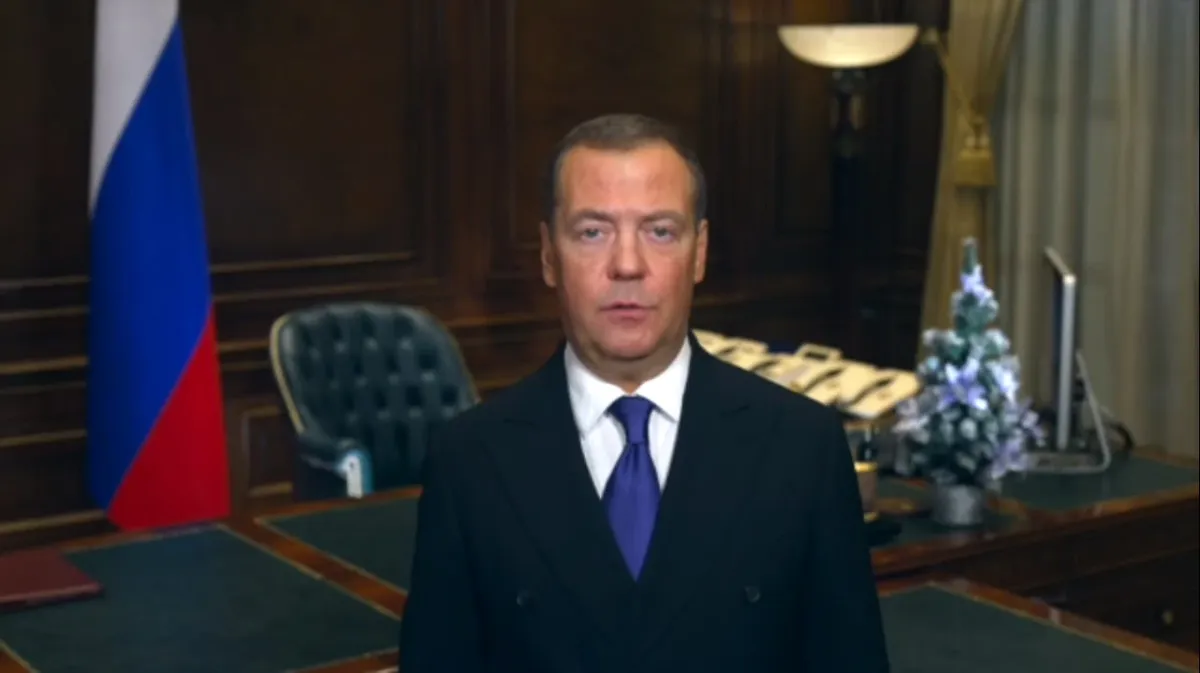 Дмитрий Медведев поздравил россиян с Новым годом — видео 