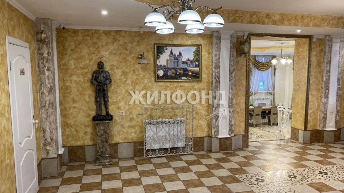 В поселке Элитном Новосибирска за 40 млн рублей продают средневековый замок с каретой, доспехами рыцаря и шкурой медведя на стене - фото