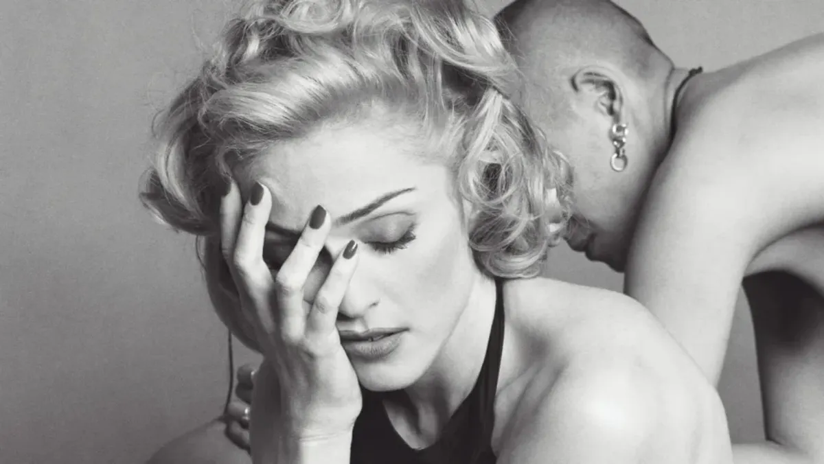 Скандальные фото Мадонны из книги «Секс» выставили на аукцион – фото