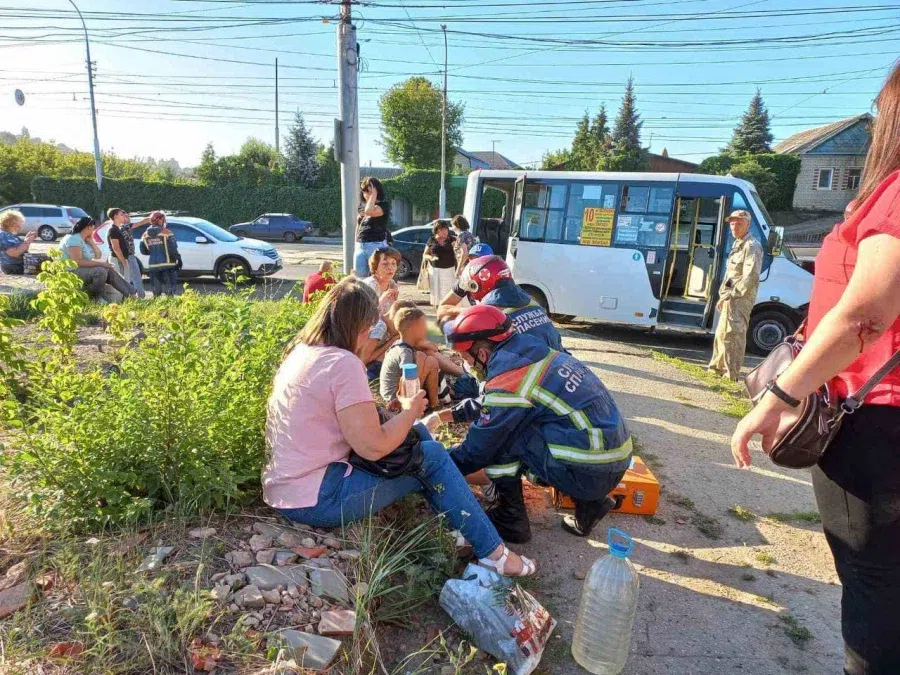 В Саратове 11 человек пострадали при столкновении автобуса и мусоровоза