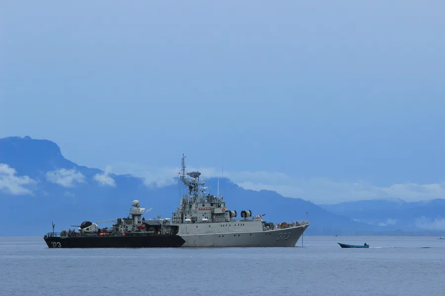 Голландский фрегат Evertsen в Черном море пытался нарушить российские границы: Смотрите видео ЧП