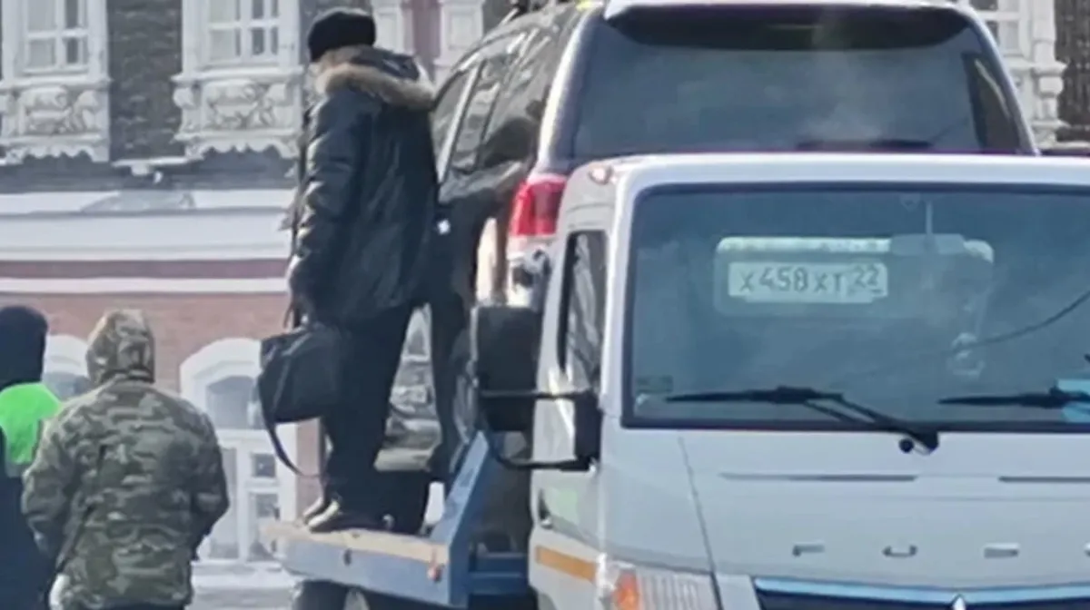 Водитель залез на эвакуатор в центре Новосибирска ради того, чтобы его  Land Cruiser не увезли на штрафстоянку