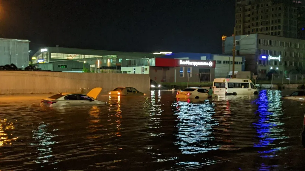 Новосибирский Академгородок ушел под воду: некоторым пешеходам пришлось плыть, в «Магните» прорвало крышу – видео