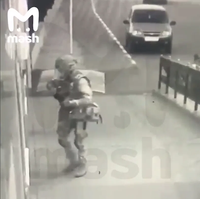 Взрыв в отделении полиции Воронежа попал на видео. Преступника ищут на вертолетах