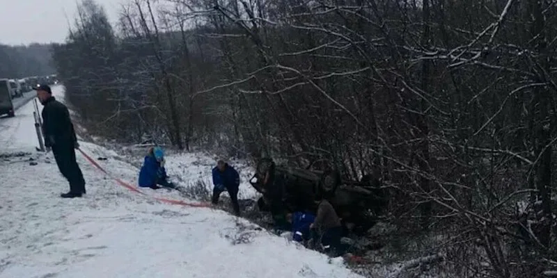 Из-за опасного маневра Mitsubishi Lancer погибли 6 человек в ДТП с "Ладой" на трассе "Урал"