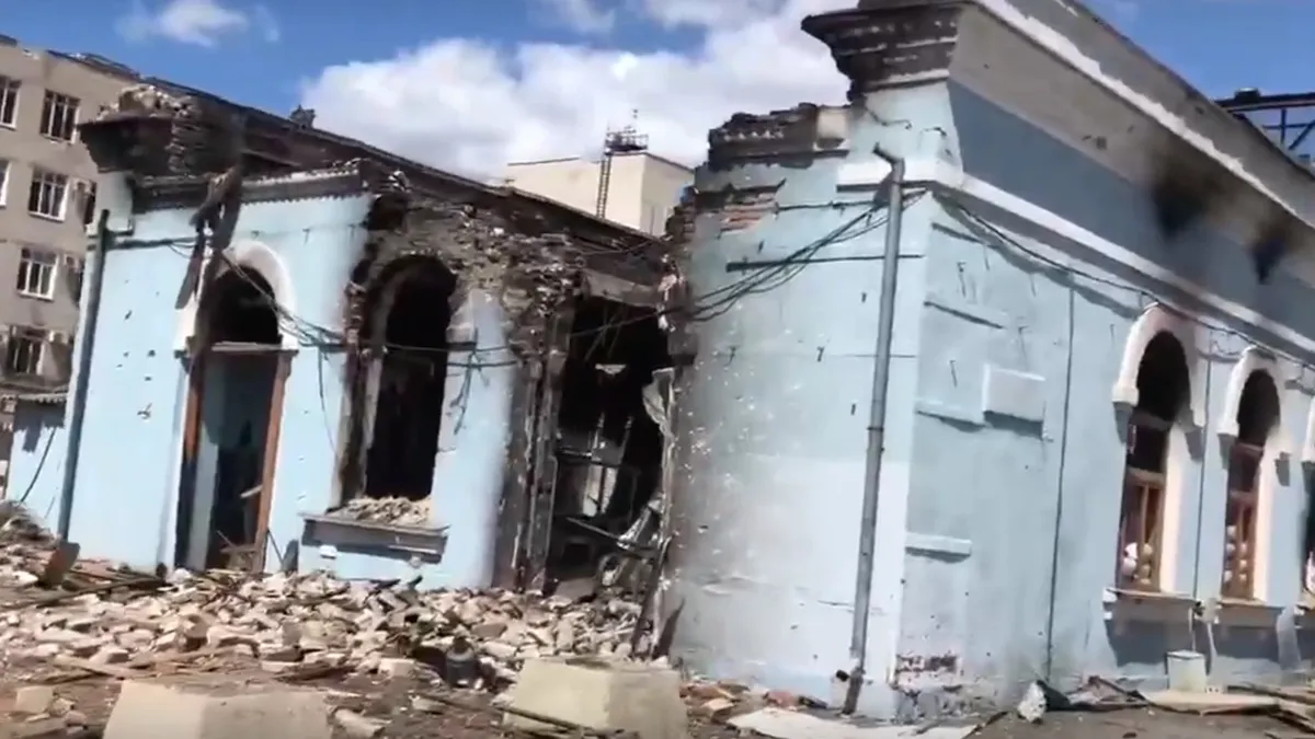 На видео показаны два разрушенных корпуса, где и укрывались боевики, сюда и прилетали снаряды. Фото: скриншот с видео