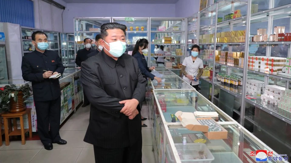 Северокорейский лидер Ким Чен Ын носит маску на фоне вспышки коронавирусной болезни во время осмотра аптеки в Пхеньяне на этой недатированной фотографии, опубликованной Центральным информационным агентством Северной Кореи (ЦТАК) 15 мая 2022 года. Фото: CNA via REUTERS