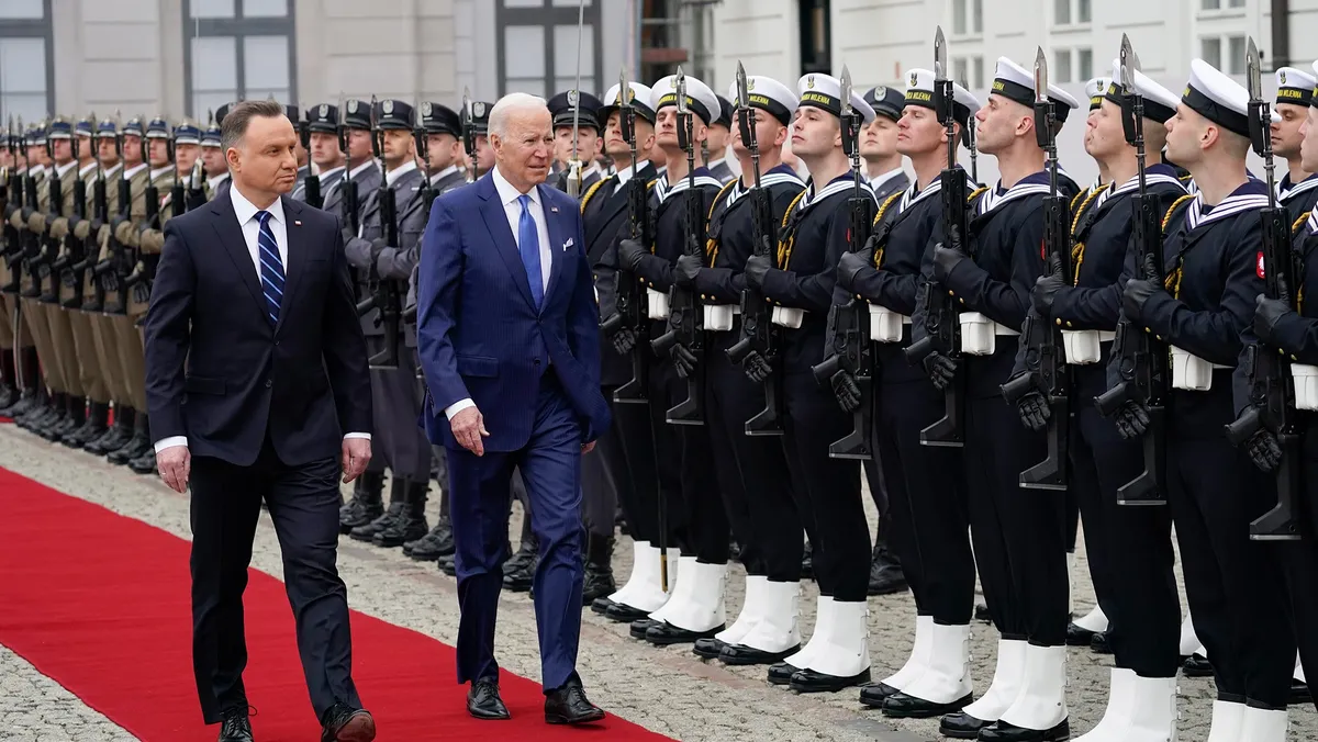 «Вы все храбрые, храбрые, храбрые» Президент США Байден встретился в Польше с украинскими беженцами и даже сделал селфи