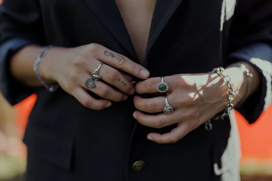 Что означает кольцо на каждом пальце левой и правой руки: где носитьукрашение для лидерства, мудрости и любви