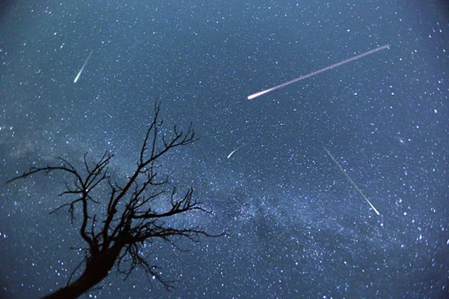 Метеоритный дождь Леониды достигнет пика вечером 17 ноября 2021, при этом каждый час будет наблюдаться до 15 падающих звезд