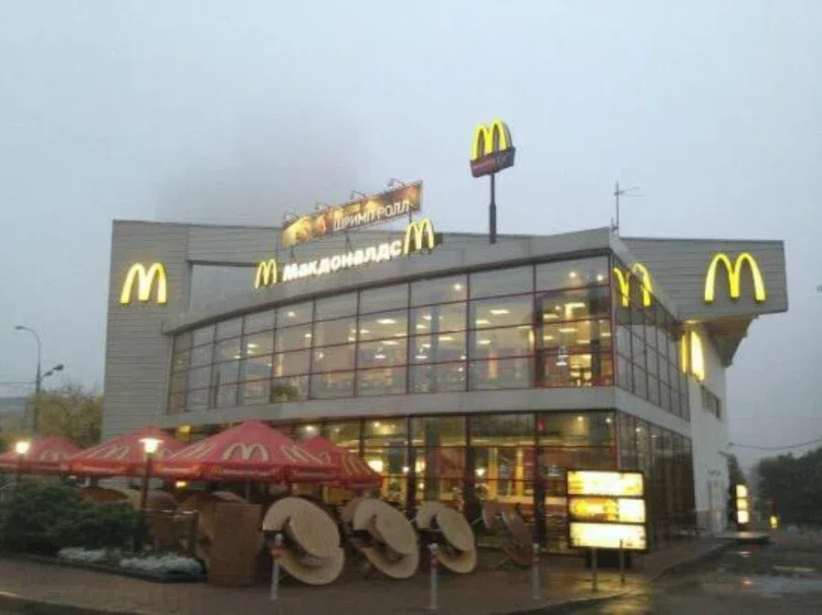 McDonald’s пока остается в России — некоторые рестораны продолжают работать