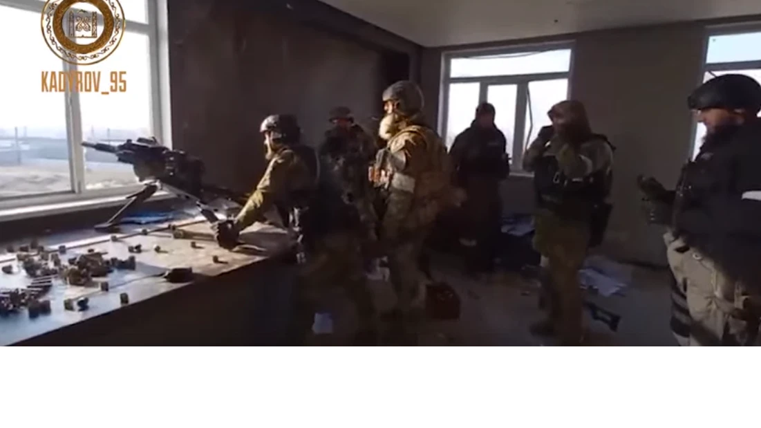 Чеченские бойцы отбивают атаку в Мариуполе из окна. Фото: стоп-кадр с видео Рамзана Кадырова