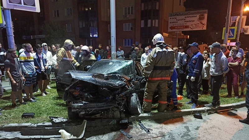 «Ноги в Lada Priora зажало так, что не мог встать»: В Бердске в ночном ДТП пострадал 17-летний водитель без прав с двумя друзьями