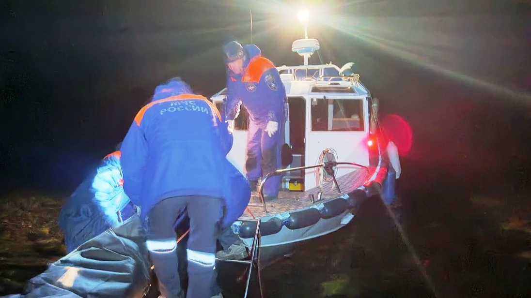 Утопленника ищут водолазы-спасатели из Бердска: рыбак исчез ночью вместе с сетями в Оби у села Ташара