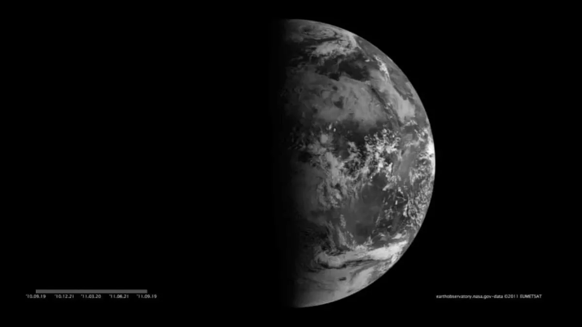 Земля: дважды в год терминатор, который отделяет ночь от дня на Земле, представляет собой прямую линию с севера на юг. Мы называем их равноденствиями. Фото: НАСА
