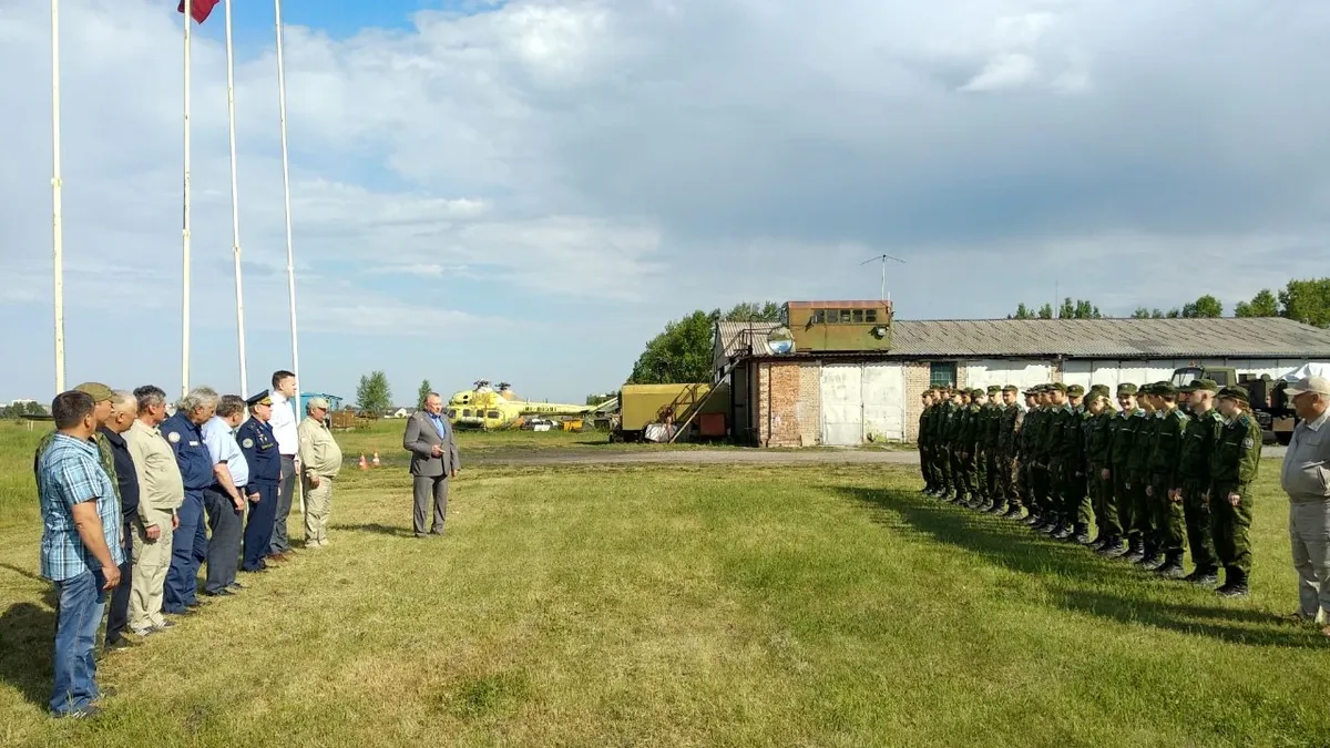 Торжественное построение курсантов на аэродроме «Бердск-Центральный». Фото: Алена Милкина/«Курьер.Среда»