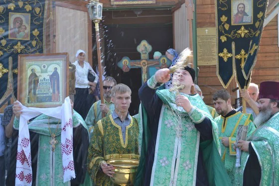 Перед началом крестного хода священники благословили присутствовавших