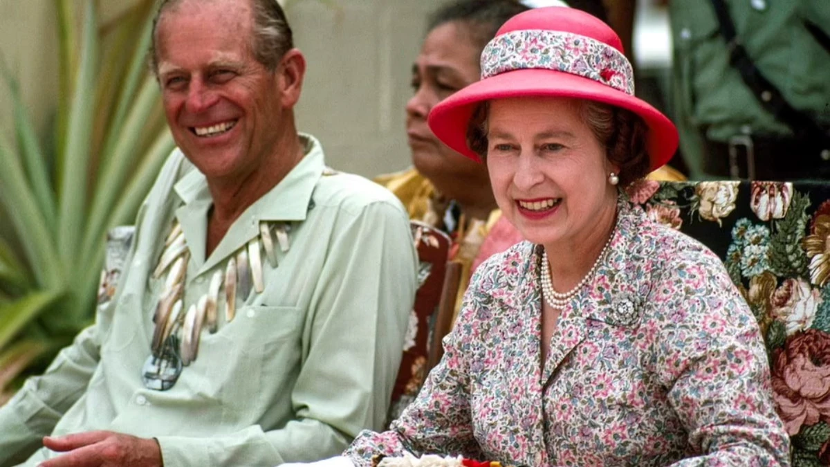 Королева и герцог Эдинбургский вместе путешествовали по миру, осматривая достопримечательности, о которых многие могут только мечтать. На снимке королевская чета чествуется на специальной церемонии во время визита в Тувалу в южной части Тихого океана в 1982 году. Фото: Getty