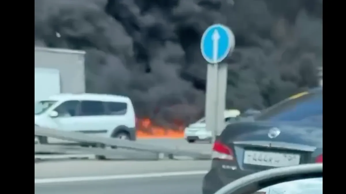 Клубы черного дыма: На МКАДе автомобиль с двумя тоннами соляры загорелся после ДТП - видео 